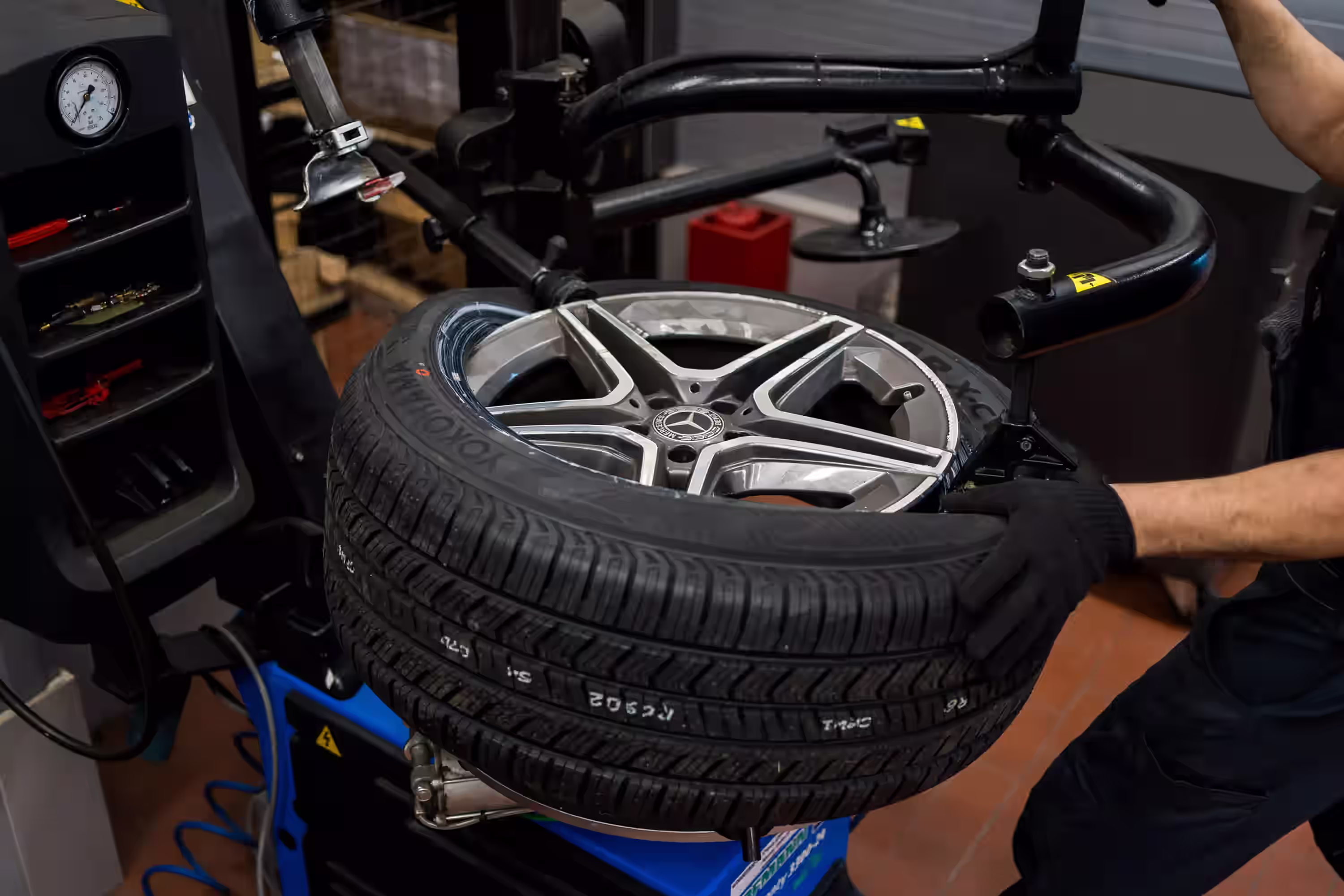 Шиномонтаж и балансировка колес Шиномонтаж и балансировка колес